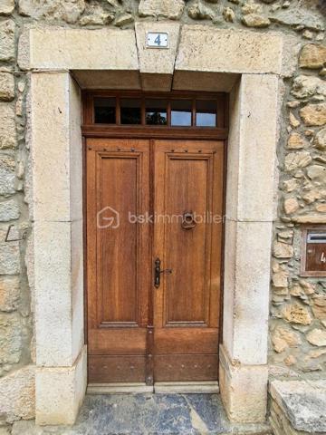 Alliant caractère authentique et confort moderne, cette demeure en pierre offre un cadre de vie privilégié. Idéalement située, vous profiterez du calme d'un village pittoresque tout en restant à proximité immédiate des commodités (à seulement 6-7 minutes de La Bastide-de-Sérou), à environ 20 minutes de Saint-Girons 09200 et 15 minutes du Mas d'Azil 09290.

​Caractéristiques principales :

​Surface habitable : Environ 190 m² habitables répartis sur deux niveaux.
​Espaces de vie : Un vaste hall d’entrée accueillant dessert un salon lumineux (24m²) et une salle à manger conviviale (23m²).
​Cuisine : Une cuisine aménagée et équipée, avec cheminée de 18m².
​Nuit : L’étage dispose de quatre chambres spacieuses (de 15 à 24m²). Parmi elles, une véritable suite parentale comprenant son dressing privé ainsi qu'une salle d'eau attenante (avec WC et bidet).
​Confort : Une salle d’eau supplémentaire, une buanderie pratique et des toilettes séparées.
​Prestations et extérieurs :

​Cachet : De superbes boiseries intérieures soulignent l'élégance de cette maison de maître.
​Annexes : Un sous-sol total de 64m² offrant de nombreux espaces de stockage, ainsi qu'une cave de 44m² idéale pour les amateurs de vin.
​Terrain : Un extérieur de 250 m² avec abri de jardin, parfait pour profiter des beaux jours sans l'entretien d'un grand domaine.
​Pourquoi cette maison ?

Si vous recherchez une demeure de caractère, alliant l'authenticité de la pierre aux volumes généreux, cette maison est faite pour vous. Son emplacement stratégique, proche de La Bastide-de-Sérou, en fait un lieu de vie parfait, que ce soit pour une résidence principale ou une maison de vacances de prestige.

​N'hésitez pas à me contacter pour organiser une visite et succomber au charme de cette demeure exceptionnelle.