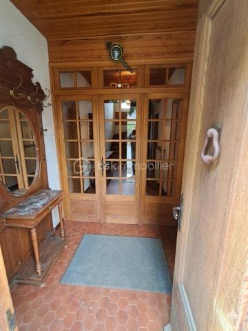 Alliant caractère authentique et confort moderne, cette demeure en pierre offre un cadre de vie privilégié. Idéalement située, vous profiterez du calme d'un village pittoresque tout en restant à proximité immédiate des commodités (à seulement 6-7 minutes de La Bastide-de-Sérou), à environ 20 minutes de Saint-Girons 09200 et 15 minutes du Mas d'Azil 09290.

​Caractéristiques principales :

​Surface habitable : Environ 190 m² habitables répartis sur deux niveaux.
​Espaces de vie : Un vaste hall d’entrée accueillant dessert un salon lumineux (24m²) et une salle à manger conviviale (23m²).
​Cuisine : Une cuisine aménagée et équipée, avec cheminée de 18m².
​Nuit : L’étage dispose de quatre chambres spacieuses (de 15 à 24m²). Parmi elles, une véritable suite parentale comprenant son dressing privé ainsi qu'une salle d'eau attenante (avec WC et bidet).
​Confort : Une salle d’eau supplémentaire, une buanderie pratique et des toilettes séparées.
​Prestations et extérieurs :

​Cachet : De superbes boiseries intérieures soulignent l'élégance de cette maison de maître.
​Annexes : Un sous-sol total de 64m² offrant de nombreux espaces de stockage, ainsi qu'une cave de 44m² idéale pour les amateurs de vin.
​Terrain : Un extérieur de 250 m² avec abri de jardin, parfait pour profiter des beaux jours sans l'entretien d'un grand domaine.
​Pourquoi cette maison ?

Si vous recherchez une demeure de caractère, alliant l'authenticité de la pierre aux volumes généreux, cette maison est faite pour vous. Son emplacement stratégique, proche de La Bastide-de-Sérou, en fait un lieu de vie parfait, que ce soit pour une résidence principale ou une maison de vacances de prestige.

​N'hésitez pas à me contacter pour organiser une visite et succomber au charme de cette demeure exceptionnelle.