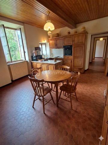 Alliant caractère authentique et confort moderne, cette demeure en pierre offre un cadre de vie privilégié. Idéalement située, vous profiterez du calme d'un village pittoresque tout en restant à proximité immédiate des commodités (à seulement 6-7 minutes de La Bastide-de-Sérou), à environ 20 minutes de Saint-Girons 09200 et 15 minutes du Mas d'Azil 09290.

​Caractéristiques principales :

​Surface habitable : Environ 190 m² habitables répartis sur deux niveaux.
​Espaces de vie : Un vaste hall d’entrée accueillant dessert un salon lumineux (24m²) et une salle à manger conviviale (23m²).
​Cuisine : Une cuisine aménagée et équipée, avec cheminée de 18m².
​Nuit : L’étage dispose de quatre chambres spacieuses (de 15 à 24m²). Parmi elles, une véritable suite parentale comprenant son dressing privé ainsi qu'une salle d'eau attenante (avec WC et bidet).
​Confort : Une salle d’eau supplémentaire, une buanderie pratique et des toilettes séparées.
​Prestations et extérieurs :

​Cachet : De superbes boiseries intérieures soulignent l'élégance de cette maison de maître.
​Annexes : Un sous-sol total de 64m² offrant de nombreux espaces de stockage, ainsi qu'une cave de 44m² idéale pour les amateurs de vin.
​Terrain : Un extérieur de 250 m² avec abri de jardin, parfait pour profiter des beaux jours sans l'entretien d'un grand domaine.
​Pourquoi cette maison ?

Si vous recherchez une demeure de caractère, alliant l'authenticité de la pierre aux volumes généreux, cette maison est faite pour vous. Son emplacement stratégique, proche de La Bastide-de-Sérou, en fait un lieu de vie parfait, que ce soit pour une résidence principale ou une maison de vacances de prestige.

​N'hésitez pas à me contacter pour organiser une visite et succomber au charme de cette demeure exceptionnelle.