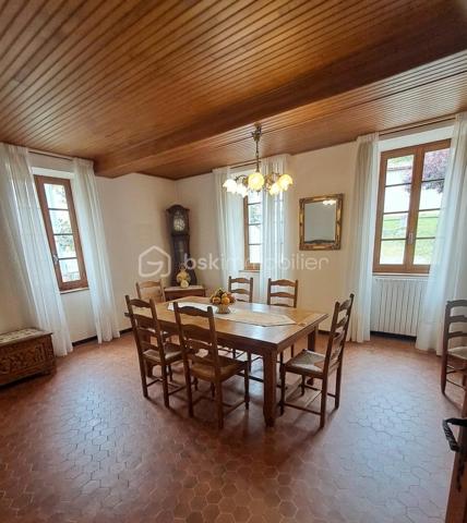 Alliant caractère authentique et confort moderne, cette demeure en pierre offre un cadre de vie privilégié. Idéalement située, vous profiterez du calme d'un village pittoresque tout en restant à proximité immédiate des commodités (à seulement 6-7 minutes de La Bastide-de-Sérou), à environ 20 minutes de Saint-Girons 09200 et 15 minutes du Mas d'Azil 09290.

​Caractéristiques principales :

​Surface habitable : Environ 190 m² habitables répartis sur deux niveaux.
​Espaces de vie : Un vaste hall d’entrée accueillant dessert un salon lumineux (24m²) et une salle à manger conviviale (23m²).
​Cuisine : Une cuisine aménagée et équipée, avec cheminée de 18m².
​Nuit : L’étage dispose de quatre chambres spacieuses (de 15 à 24m²). Parmi elles, une véritable suite parentale comprenant son dressing privé ainsi qu'une salle d'eau attenante (avec WC et bidet).
​Confort : Une salle d’eau supplémentaire, une buanderie pratique et des toilettes séparées.
​Prestations et extérieurs :

​Cachet : De superbes boiseries intérieures soulignent l'élégance de cette maison de maître.
​Annexes : Un sous-sol total de 64m² offrant de nombreux espaces de stockage, ainsi qu'une cave de 44m² idéale pour les amateurs de vin.
​Terrain : Un extérieur de 250 m² avec abri de jardin, parfait pour profiter des beaux jours sans l'entretien d'un grand domaine.
​Pourquoi cette maison ?

Si vous recherchez une demeure de caractère, alliant l'authenticité de la pierre aux volumes généreux, cette maison est faite pour vous. Son emplacement stratégique, proche de La Bastide-de-Sérou, en fait un lieu de vie parfait, que ce soit pour une résidence principale ou une maison de vacances de prestige.

​N'hésitez pas à me contacter pour organiser une visite et succomber au charme de cette demeure exceptionnelle.