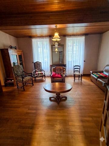 Alliant caractère authentique et confort moderne, cette demeure en pierre offre un cadre de vie privilégié. Idéalement située, vous profiterez du calme d'un village pittoresque tout en restant à proximité immédiate des commodités (à seulement 6-7 minutes de La Bastide-de-Sérou), à environ 20 minutes de Saint-Girons 09200 et 15 minutes du Mas d'Azil 09290.

​Caractéristiques principales :

​Surface habitable : Environ 190 m² habitables répartis sur deux niveaux.
​Espaces de vie : Un vaste hall d’entrée accueillant dessert un salon lumineux (24m²) et une salle à manger conviviale (23m²).
​Cuisine : Une cuisine aménagée et équipée, avec cheminée de 18m².
​Nuit : L’étage dispose de quatre chambres spacieuses (de 15 à 24m²). Parmi elles, une véritable suite parentale comprenant son dressing privé ainsi qu'une salle d'eau attenante (avec WC et bidet).
​Confort : Une salle d’eau supplémentaire, une buanderie pratique et des toilettes séparées.
​Prestations et extérieurs :

​Cachet : De superbes boiseries intérieures soulignent l'élégance de cette maison de maître.
​Annexes : Un sous-sol total de 64m² offrant de nombreux espaces de stockage, ainsi qu'une cave de 44m² idéale pour les amateurs de vin.
​Terrain : Un extérieur de 250 m² avec abri de jardin, parfait pour profiter des beaux jours sans l'entretien d'un grand domaine.
​Pourquoi cette maison ?

Si vous recherchez une demeure de caractère, alliant l'authenticité de la pierre aux volumes généreux, cette maison est faite pour vous. Son emplacement stratégique, proche de La Bastide-de-Sérou, en fait un lieu de vie parfait, que ce soit pour une résidence principale ou une maison de vacances de prestige.

​N'hésitez pas à me contacter pour organiser une visite et succomber au charme de cette demeure exceptionnelle.