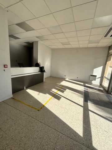 Local commercial spacieux de 146 m² - BATIMENT : MARNAY CENTRE