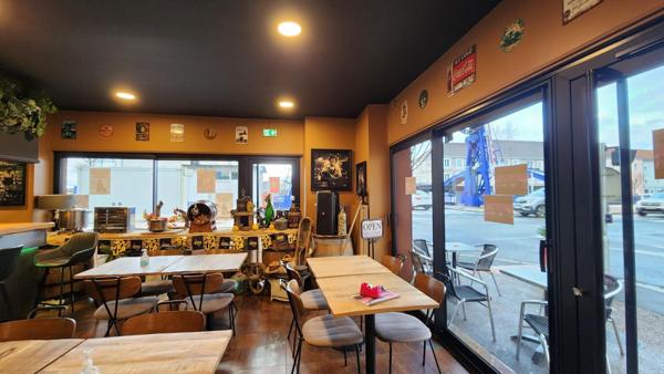 Un commerce clé en main, singulier, ancré localement au cœur d'un flux constant