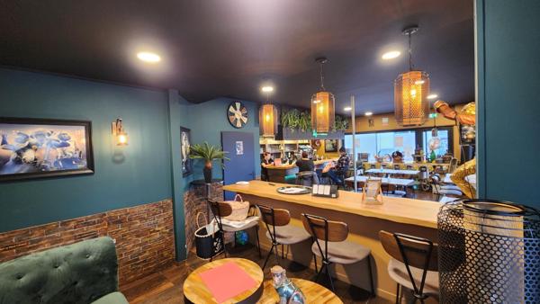 Un commerce clé en main, singulier, ancré localement au cœur d'un flux constant