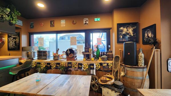 Un commerce clé en main, singulier, ancré localement au cœur d'un flux constant