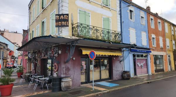 Un commerce clé en main, singulier, ancré localement au cœur d'un flux constant