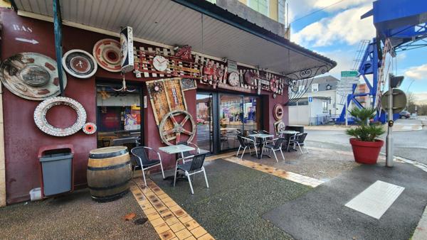 Un commerce clé en main, singulier, ancré localement au cœur d'un flux constant