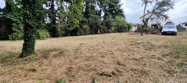 TERRAIN PLAT CONSTRUCTIBLE 985 M2 VIABILISE