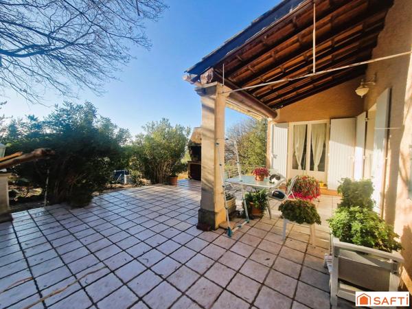 Maison avec piscine sur terrain d'environ  6000m²
