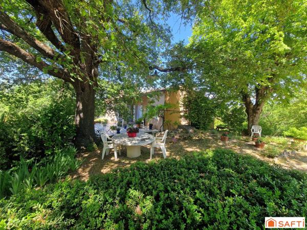 Maison avec piscine sur terrain d'environ  6000m²