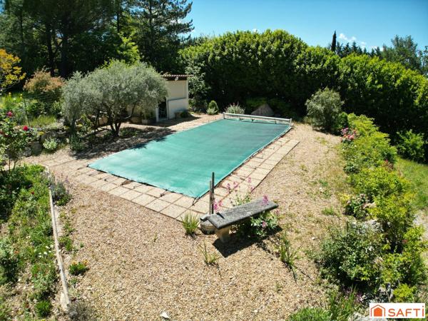 Maison avec piscine sur terrain d'environ  6000m²