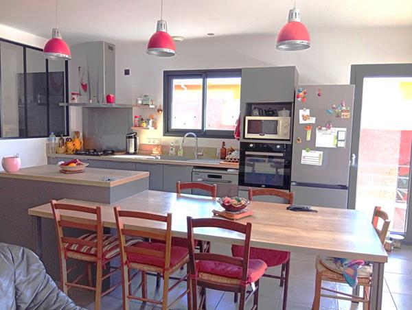Latour bas Elne, quartier calme, villa 3 faces en plain pied de 2016 avec 3 chambres dont une suite parentale....