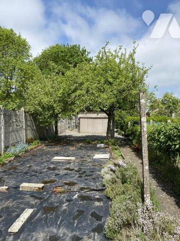 Maison de ville mitoyenne des deux côtés avec jardin et garage