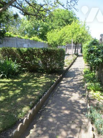 Maison de ville mitoyenne des deux côtés avec jardin et garage
