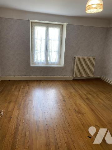 Maison de ville mitoyenne des deux côtés avec jardin et garage