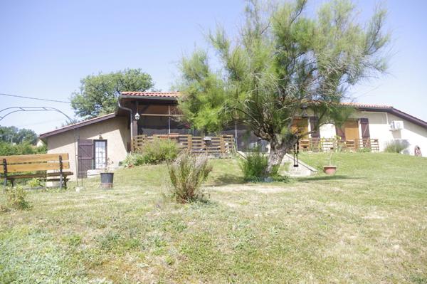 Maison à vendre PESSAN de 6 pièces, 4 chambres, terrain et garage double.