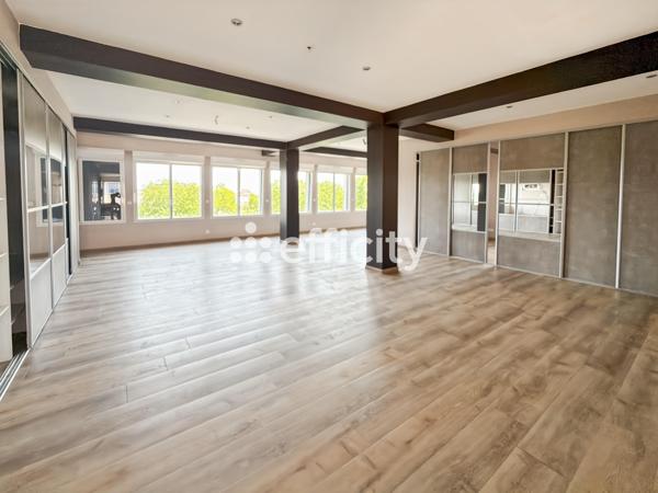 Appartement
         5 pièces
        - 167 m² 378 000 € *