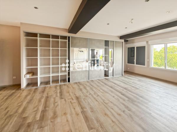Appartement
         5 pièces
        - 167 m² 378 000 € *