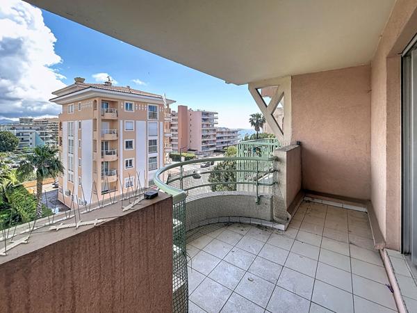 Port-Fréjus T1 à vendre à Fréjus - Dernier étage avec vue mer et ville - place de parking