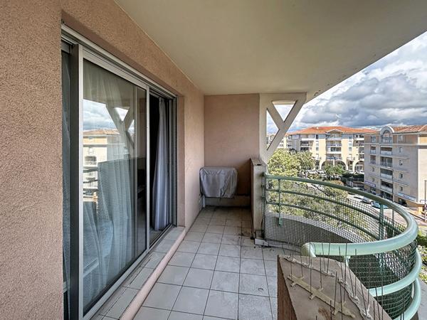 Port-Fréjus T1 à vendre à Fréjus - Dernier étage avec vue mer et ville - place de parking