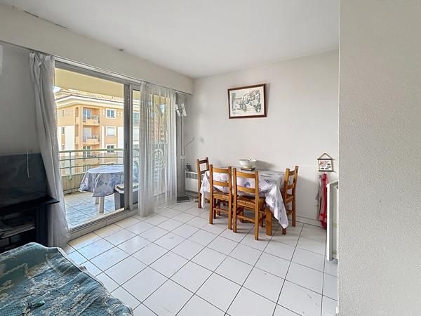 Port-Fréjus T1 à vendre à Fréjus - Dernier étage avec vue mer et ville - place de parking