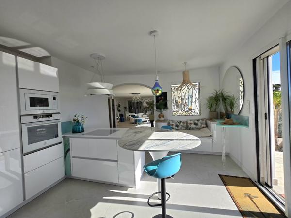 Hyères (83400) HYERES - MAGNIFIQUE MAISON EN POSITION DOMINANTE - VUE PANORAMIQUE - PISCINE AVEC CASCADE