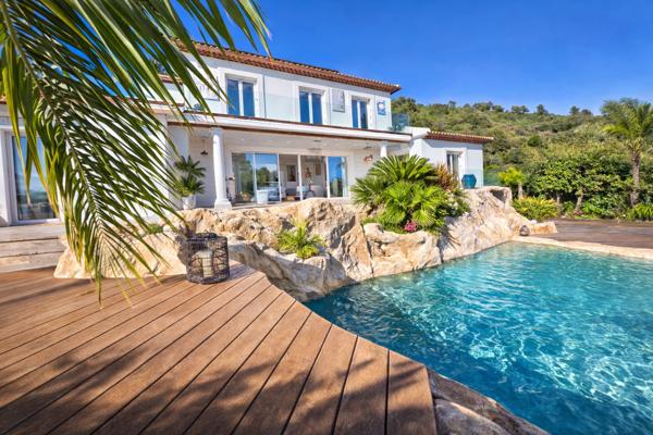 Hyères (83400) HYERES - MAGNIFIQUE MAISON EN POSITION DOMINANTE - VUE PANORAMIQUE - PISCINE AVEC CASCADE
