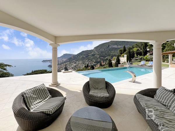Roquebrune-Cap-Martin, Villa avec Piscine et Vue Exceptionnelle sur la Mer et Monaco