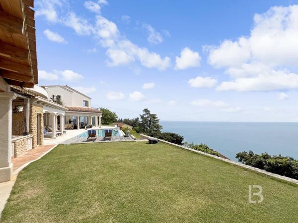 Roquebrune-Cap-Martin, Villa avec Piscine et Vue Exceptionnelle sur la Mer et Monaco