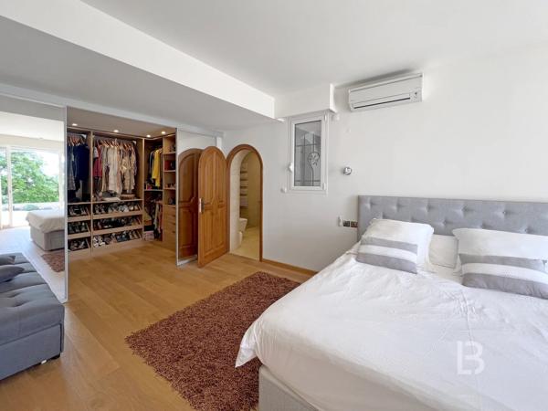 Roquebrune-Cap-Martin, Villa avec Piscine et Vue Exceptionnelle sur la Mer et Monaco