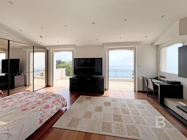 Roquebrune-Cap-Martin, Villa avec Piscine et Vue Exceptionnelle sur la Mer et Monaco