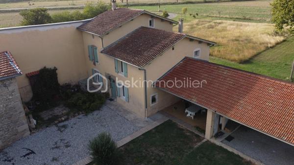 À Clérieux, dans un environnement de campagne, découvrez cette maison d’environ 176 m² habitables, implantée sur un terrain de 4 740 m² avec piscine et plus de 200 m² de dépendances.

Au rez-de-chaussée, elle se compose d’une cuisine indépendante d’environ 27 m², d’une salle à manger chaleureuse équipée d’un poêle à bois, d’un salon pouvant être transformé en chambre selon les besoins, d’un WC indépendant et d’une chaufferie.

Au premier étage, l’espace nuit accueille une chambre parentale disposant de sa propre salle de bains avec baignoire, douche et WC. Deux autres chambres complètent ce niveau, ainsi qu’une buanderie et une seconde salle d’eau indépendante avec WC.

Au deuxième et dernier étage, une grande chambre offre un bel espace supplémentaire. La maison dispose ainsi de 4 chambres, avec la possibilité d’en créer une 5e en utilisant le salon du rez-de-chaussée.

À l’extérieur, vous profiterez d’un terrain de 4 740 m² et d’une piscine de 7 x 3 m chauffée par pompe à chaleur, équipée d’un traitement au sel, d’un régulateur automatique de pH et d’un dôme de protection. Une terrasse couverte complète agréablement les extérieurs.

La propriété bénéficie également de plus de 200 m² de dépendances et hangars, dont une belle grange ancienne en pierre avec une importante hauteur sous toiture et un espace en mezzanine. Des volumes particulièrement intéressants pour du stockage, un atelier, des véhicules ou différents projets.

Côté équipements : double vitrage, volets bois, chauffage central par chaudière fioul de 1996 complété par le poêle à bois. L’assainissement individuel est récent et conforme. DPE D.

La maison est mitoyenne sur l’arrière, sans vis-à-vis. Cette configuration préserve l’intimité de la propriété et de ses espaces extérieurs, la mitoyenneté existante ne présentant pas de contrainte particulière.

Une propriété qui séduira ceux qui recherchent une maison familiale avec de beaux volumes, un grand terrain, une piscine et de nombreuses dépendances à exploiter selon leurs besoins.