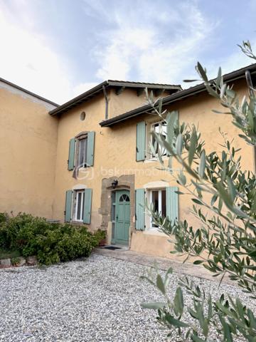 À Clérieux, dans un environnement de campagne, découvrez cette maison d’environ 176 m² habitables, implantée sur un terrain de 4 740 m² avec piscine et plus de 200 m² de dépendances.

Au rez-de-chaussée, elle se compose d’une cuisine indépendante d’environ 27 m², d’une salle à manger chaleureuse équipée d’un poêle à bois, d’un salon pouvant être transformé en chambre selon les besoins, d’un WC indépendant et d’une chaufferie.

Au premier étage, l’espace nuit accueille une chambre parentale disposant de sa propre salle de bains avec baignoire, douche et WC. Deux autres chambres complètent ce niveau, ainsi qu’une buanderie et une seconde salle d’eau indépendante avec WC.

Au deuxième et dernier étage, une grande chambre offre un bel espace supplémentaire. La maison dispose ainsi de 4 chambres, avec la possibilité d’en créer une 5e en utilisant le salon du rez-de-chaussée.

À l’extérieur, vous profiterez d’un terrain de 4 740 m² et d’une piscine de 7 x 3 m chauffée par pompe à chaleur, équipée d’un traitement au sel, d’un régulateur automatique de pH et d’un dôme de protection. Une terrasse couverte complète agréablement les extérieurs.

La propriété bénéficie également de plus de 200 m² de dépendances et hangars, dont une belle grange ancienne en pierre avec une importante hauteur sous toiture et un espace en mezzanine. Des volumes particulièrement intéressants pour du stockage, un atelier, des véhicules ou différents projets.

Côté équipements : double vitrage, volets bois, chauffage central par chaudière fioul de 1996 complété par le poêle à bois. L’assainissement individuel est récent et conforme. DPE D.

La maison est mitoyenne sur l’arrière, sans vis-à-vis. Cette configuration préserve l’intimité de la propriété et de ses espaces extérieurs, la mitoyenneté existante ne présentant pas de contrainte particulière.

Une propriété qui séduira ceux qui recherchent une maison familiale avec de beaux volumes, un grand terrain, une piscine et de nombreuses dépendances à exploiter selon leurs besoins.