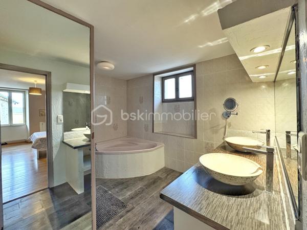 À Clérieux, dans un environnement de campagne, découvrez cette maison d’environ 176 m² habitables, implantée sur un terrain de 4 740 m² avec piscine et plus de 200 m² de dépendances.

Au rez-de-chaussée, elle se compose d’une cuisine indépendante d’environ 27 m², d’une salle à manger chaleureuse équipée d’un poêle à bois, d’un salon pouvant être transformé en chambre selon les besoins, d’un WC indépendant et d’une chaufferie.

Au premier étage, l’espace nuit accueille une chambre parentale disposant de sa propre salle de bains avec baignoire, douche et WC. Deux autres chambres complètent ce niveau, ainsi qu’une buanderie et une seconde salle d’eau indépendante avec WC.

Au deuxième et dernier étage, une grande chambre offre un bel espace supplémentaire. La maison dispose ainsi de 4 chambres, avec la possibilité d’en créer une 5e en utilisant le salon du rez-de-chaussée.

À l’extérieur, vous profiterez d’un terrain de 4 740 m² et d’une piscine de 7 x 3 m chauffée par pompe à chaleur, équipée d’un traitement au sel, d’un régulateur automatique de pH et d’un dôme de protection. Une terrasse couverte complète agréablement les extérieurs.

La propriété bénéficie également de plus de 200 m² de dépendances et hangars, dont une belle grange ancienne en pierre avec une importante hauteur sous toiture et un espace en mezzanine. Des volumes particulièrement intéressants pour du stockage, un atelier, des véhicules ou différents projets.

Côté équipements : double vitrage, volets bois, chauffage central par chaudière fioul de 1996 complété par le poêle à bois. L’assainissement individuel est récent et conforme. DPE D.

La maison est mitoyenne sur l’arrière, sans vis-à-vis. Cette configuration préserve l’intimité de la propriété et de ses espaces extérieurs, la mitoyenneté existante ne présentant pas de contrainte particulière.

Une propriété qui séduira ceux qui recherchent une maison familiale avec de beaux volumes, un grand terrain, une piscine et de nombreuses dépendances à exploiter selon leurs besoins.