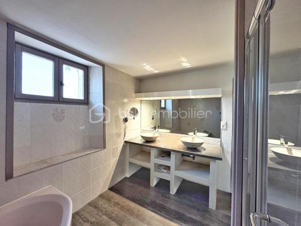 À Clérieux, dans un environnement de campagne, découvrez cette maison d’environ 176 m² habitables, implantée sur un terrain de 4 740 m² avec piscine et plus de 200 m² de dépendances.

Au rez-de-chaussée, elle se compose d’une cuisine indépendante d’environ 27 m², d’une salle à manger chaleureuse équipée d’un poêle à bois, d’un salon pouvant être transformé en chambre selon les besoins, d’un WC indépendant et d’une chaufferie.

Au premier étage, l’espace nuit accueille une chambre parentale disposant de sa propre salle de bains avec baignoire, douche et WC. Deux autres chambres complètent ce niveau, ainsi qu’une buanderie et une seconde salle d’eau indépendante avec WC.

Au deuxième et dernier étage, une grande chambre offre un bel espace supplémentaire. La maison dispose ainsi de 4 chambres, avec la possibilité d’en créer une 5e en utilisant le salon du rez-de-chaussée.

À l’extérieur, vous profiterez d’un terrain de 4 740 m² et d’une piscine de 7 x 3 m chauffée par pompe à chaleur, équipée d’un traitement au sel, d’un régulateur automatique de pH et d’un dôme de protection. Une terrasse couverte complète agréablement les extérieurs.

La propriété bénéficie également de plus de 200 m² de dépendances et hangars, dont une belle grange ancienne en pierre avec une importante hauteur sous toiture et un espace en mezzanine. Des volumes particulièrement intéressants pour du stockage, un atelier, des véhicules ou différents projets.

Côté équipements : double vitrage, volets bois, chauffage central par chaudière fioul de 1996 complété par le poêle à bois. L’assainissement individuel est récent et conforme. DPE D.

La maison est mitoyenne sur l’arrière, sans vis-à-vis. Cette configuration préserve l’intimité de la propriété et de ses espaces extérieurs, la mitoyenneté existante ne présentant pas de contrainte particulière.

Une propriété qui séduira ceux qui recherchent une maison familiale avec de beaux volumes, un grand terrain, une piscine et de nombreuses dépendances à exploiter selon leurs besoins.