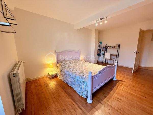 À Clérieux, dans un environnement de campagne, découvrez cette maison d’environ 176 m² habitables, implantée sur un terrain de 4 740 m² avec piscine et plus de 200 m² de dépendances.

Au rez-de-chaussée, elle se compose d’une cuisine indépendante d’environ 27 m², d’une salle à manger chaleureuse équipée d’un poêle à bois, d’un salon pouvant être transformé en chambre selon les besoins, d’un WC indépendant et d’une chaufferie.

Au premier étage, l’espace nuit accueille une chambre parentale disposant de sa propre salle de bains avec baignoire, douche et WC. Deux autres chambres complètent ce niveau, ainsi qu’une buanderie et une seconde salle d’eau indépendante avec WC.

Au deuxième et dernier étage, une grande chambre offre un bel espace supplémentaire. La maison dispose ainsi de 4 chambres, avec la possibilité d’en créer une 5e en utilisant le salon du rez-de-chaussée.

À l’extérieur, vous profiterez d’un terrain de 4 740 m² et d’une piscine de 7 x 3 m chauffée par pompe à chaleur, équipée d’un traitement au sel, d’un régulateur automatique de pH et d’un dôme de protection. Une terrasse couverte complète agréablement les extérieurs.

La propriété bénéficie également de plus de 200 m² de dépendances et hangars, dont une belle grange ancienne en pierre avec une importante hauteur sous toiture et un espace en mezzanine. Des volumes particulièrement intéressants pour du stockage, un atelier, des véhicules ou différents projets.

Côté équipements : double vitrage, volets bois, chauffage central par chaudière fioul de 1996 complété par le poêle à bois. L’assainissement individuel est récent et conforme. DPE D.

La maison est mitoyenne sur l’arrière, sans vis-à-vis. Cette configuration préserve l’intimité de la propriété et de ses espaces extérieurs, la mitoyenneté existante ne présentant pas de contrainte particulière.

Une propriété qui séduira ceux qui recherchent une maison familiale avec de beaux volumes, un grand terrain, une piscine et de nombreuses dépendances à exploiter selon leurs besoins.