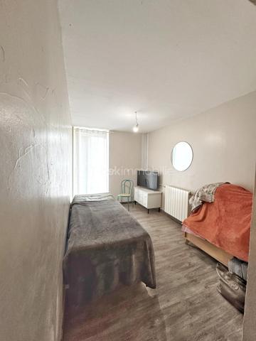 À Clérieux, dans un environnement de campagne, découvrez cette maison d’environ 176 m² habitables, implantée sur un terrain de 4 740 m² avec piscine et plus de 200 m² de dépendances.

Au rez-de-chaussée, elle se compose d’une cuisine indépendante d’environ 27 m², d’une salle à manger chaleureuse équipée d’un poêle à bois, d’un salon pouvant être transformé en chambre selon les besoins, d’un WC indépendant et d’une chaufferie.

Au premier étage, l’espace nuit accueille une chambre parentale disposant de sa propre salle de bains avec baignoire, douche et WC. Deux autres chambres complètent ce niveau, ainsi qu’une buanderie et une seconde salle d’eau indépendante avec WC.

Au deuxième et dernier étage, une grande chambre offre un bel espace supplémentaire. La maison dispose ainsi de 4 chambres, avec la possibilité d’en créer une 5e en utilisant le salon du rez-de-chaussée.

À l’extérieur, vous profiterez d’un terrain de 4 740 m² et d’une piscine de 7 x 3 m chauffée par pompe à chaleur, équipée d’un traitement au sel, d’un régulateur automatique de pH et d’un dôme de protection. Une terrasse couverte complète agréablement les extérieurs.

La propriété bénéficie également de plus de 200 m² de dépendances et hangars, dont une belle grange ancienne en pierre avec une importante hauteur sous toiture et un espace en mezzanine. Des volumes particulièrement intéressants pour du stockage, un atelier, des véhicules ou différents projets.

Côté équipements : double vitrage, volets bois, chauffage central par chaudière fioul de 1996 complété par le poêle à bois. L’assainissement individuel est récent et conforme. DPE D.

La maison est mitoyenne sur l’arrière, sans vis-à-vis. Cette configuration préserve l’intimité de la propriété et de ses espaces extérieurs, la mitoyenneté existante ne présentant pas de contrainte particulière.

Une propriété qui séduira ceux qui recherchent une maison familiale avec de beaux volumes, un grand terrain, une piscine et de nombreuses dépendances à exploiter selon leurs besoins.