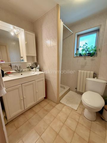 À Clérieux, dans un environnement de campagne, découvrez cette maison d’environ 176 m² habitables, implantée sur un terrain de 4 740 m² avec piscine et plus de 200 m² de dépendances.

Au rez-de-chaussée, elle se compose d’une cuisine indépendante d’environ 27 m², d’une salle à manger chaleureuse équipée d’un poêle à bois, d’un salon pouvant être transformé en chambre selon les besoins, d’un WC indépendant et d’une chaufferie.

Au premier étage, l’espace nuit accueille une chambre parentale disposant de sa propre salle de bains avec baignoire, douche et WC. Deux autres chambres complètent ce niveau, ainsi qu’une buanderie et une seconde salle d’eau indépendante avec WC.

Au deuxième et dernier étage, une grande chambre offre un bel espace supplémentaire. La maison dispose ainsi de 4 chambres, avec la possibilité d’en créer une 5e en utilisant le salon du rez-de-chaussée.

À l’extérieur, vous profiterez d’un terrain de 4 740 m² et d’une piscine de 7 x 3 m chauffée par pompe à chaleur, équipée d’un traitement au sel, d’un régulateur automatique de pH et d’un dôme de protection. Une terrasse couverte complète agréablement les extérieurs.

La propriété bénéficie également de plus de 200 m² de dépendances et hangars, dont une belle grange ancienne en pierre avec une importante hauteur sous toiture et un espace en mezzanine. Des volumes particulièrement intéressants pour du stockage, un atelier, des véhicules ou différents projets.

Côté équipements : double vitrage, volets bois, chauffage central par chaudière fioul de 1996 complété par le poêle à bois. L’assainissement individuel est récent et conforme. DPE D.

La maison est mitoyenne sur l’arrière, sans vis-à-vis. Cette configuration préserve l’intimité de la propriété et de ses espaces extérieurs, la mitoyenneté existante ne présentant pas de contrainte particulière.

Une propriété qui séduira ceux qui recherchent une maison familiale avec de beaux volumes, un grand terrain, une piscine et de nombreuses dépendances à exploiter selon leurs besoins.