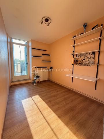 À Clérieux, dans un environnement de campagne, découvrez cette maison d’environ 176 m² habitables, implantée sur un terrain de 4 740 m² avec piscine et plus de 200 m² de dépendances.

Au rez-de-chaussée, elle se compose d’une cuisine indépendante d’environ 27 m², d’une salle à manger chaleureuse équipée d’un poêle à bois, d’un salon pouvant être transformé en chambre selon les besoins, d’un WC indépendant et d’une chaufferie.

Au premier étage, l’espace nuit accueille une chambre parentale disposant de sa propre salle de bains avec baignoire, douche et WC. Deux autres chambres complètent ce niveau, ainsi qu’une buanderie et une seconde salle d’eau indépendante avec WC.

Au deuxième et dernier étage, une grande chambre offre un bel espace supplémentaire. La maison dispose ainsi de 4 chambres, avec la possibilité d’en créer une 5e en utilisant le salon du rez-de-chaussée.

À l’extérieur, vous profiterez d’un terrain de 4 740 m² et d’une piscine de 7 x 3 m chauffée par pompe à chaleur, équipée d’un traitement au sel, d’un régulateur automatique de pH et d’un dôme de protection. Une terrasse couverte complète agréablement les extérieurs.

La propriété bénéficie également de plus de 200 m² de dépendances et hangars, dont une belle grange ancienne en pierre avec une importante hauteur sous toiture et un espace en mezzanine. Des volumes particulièrement intéressants pour du stockage, un atelier, des véhicules ou différents projets.

Côté équipements : double vitrage, volets bois, chauffage central par chaudière fioul de 1996 complété par le poêle à bois. L’assainissement individuel est récent et conforme. DPE D.

La maison est mitoyenne sur l’arrière, sans vis-à-vis. Cette configuration préserve l’intimité de la propriété et de ses espaces extérieurs, la mitoyenneté existante ne présentant pas de contrainte particulière.

Une propriété qui séduira ceux qui recherchent une maison familiale avec de beaux volumes, un grand terrain, une piscine et de nombreuses dépendances à exploiter selon leurs besoins.
