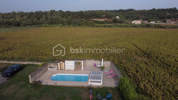 À Clérieux, dans un environnement de campagne, découvrez cette maison d’environ 176 m² habitables, implantée sur un terrain de 4 740 m² avec piscine et plus de 200 m² de dépendances.

Au rez-de-chaussée, elle se compose d’une cuisine indépendante d’environ 27 m², d’une salle à manger chaleureuse équipée d’un poêle à bois, d’un salon pouvant être transformé en chambre selon les besoins, d’un WC indépendant et d’une chaufferie.

Au premier étage, l’espace nuit accueille une chambre parentale disposant de sa propre salle de bains avec baignoire, douche et WC. Deux autres chambres complètent ce niveau, ainsi qu’une buanderie et une seconde salle d’eau indépendante avec WC.

Au deuxième et dernier étage, une grande chambre offre un bel espace supplémentaire. La maison dispose ainsi de 4 chambres, avec la possibilité d’en créer une 5e en utilisant le salon du rez-de-chaussée.

À l’extérieur, vous profiterez d’un terrain de 4 740 m² et d’une piscine de 7 x 3 m chauffée par pompe à chaleur, équipée d’un traitement au sel, d’un régulateur automatique de pH et d’un dôme de protection. Une terrasse couverte complète agréablement les extérieurs.

La propriété bénéficie également de plus de 200 m² de dépendances et hangars, dont une belle grange ancienne en pierre avec une importante hauteur sous toiture et un espace en mezzanine. Des volumes particulièrement intéressants pour du stockage, un atelier, des véhicules ou différents projets.

Côté équipements : double vitrage, volets bois, chauffage central par chaudière fioul de 1996 complété par le poêle à bois. L’assainissement individuel est récent et conforme. DPE D.

La maison est mitoyenne sur l’arrière, sans vis-à-vis. Cette configuration préserve l’intimité de la propriété et de ses espaces extérieurs, la mitoyenneté existante ne présentant pas de contrainte particulière.

Une propriété qui séduira ceux qui recherchent une maison familiale avec de beaux volumes, un grand terrain, une piscine et de nombreuses dépendances à exploiter selon leurs besoins.