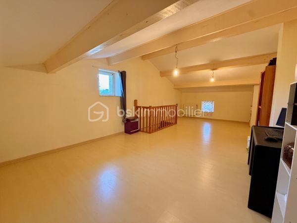 À Clérieux, dans un environnement de campagne, découvrez cette maison d’environ 176 m² habitables, implantée sur un terrain de 4 740 m² avec piscine et plus de 200 m² de dépendances.

Au rez-de-chaussée, elle se compose d’une cuisine indépendante d’environ 27 m², d’une salle à manger chaleureuse équipée d’un poêle à bois, d’un salon pouvant être transformé en chambre selon les besoins, d’un WC indépendant et d’une chaufferie.

Au premier étage, l’espace nuit accueille une chambre parentale disposant de sa propre salle de bains avec baignoire, douche et WC. Deux autres chambres complètent ce niveau, ainsi qu’une buanderie et une seconde salle d’eau indépendante avec WC.

Au deuxième et dernier étage, une grande chambre offre un bel espace supplémentaire. La maison dispose ainsi de 4 chambres, avec la possibilité d’en créer une 5e en utilisant le salon du rez-de-chaussée.

À l’extérieur, vous profiterez d’un terrain de 4 740 m² et d’une piscine de 7 x 3 m chauffée par pompe à chaleur, équipée d’un traitement au sel, d’un régulateur automatique de pH et d’un dôme de protection. Une terrasse couverte complète agréablement les extérieurs.

La propriété bénéficie également de plus de 200 m² de dépendances et hangars, dont une belle grange ancienne en pierre avec une importante hauteur sous toiture et un espace en mezzanine. Des volumes particulièrement intéressants pour du stockage, un atelier, des véhicules ou différents projets.

Côté équipements : double vitrage, volets bois, chauffage central par chaudière fioul de 1996 complété par le poêle à bois. L’assainissement individuel est récent et conforme. DPE D.

La maison est mitoyenne sur l’arrière, sans vis-à-vis. Cette configuration préserve l’intimité de la propriété et de ses espaces extérieurs, la mitoyenneté existante ne présentant pas de contrainte particulière.

Une propriété qui séduira ceux qui recherchent une maison familiale avec de beaux volumes, un grand terrain, une piscine et de nombreuses dépendances à exploiter selon leurs besoins.