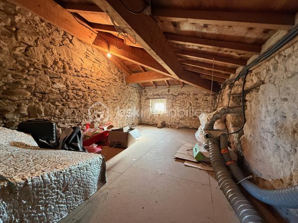 À Clérieux, dans un environnement de campagne, découvrez cette maison d’environ 176 m² habitables, implantée sur un terrain de 4 740 m² avec piscine et plus de 200 m² de dépendances.

Au rez-de-chaussée, elle se compose d’une cuisine indépendante d’environ 27 m², d’une salle à manger chaleureuse équipée d’un poêle à bois, d’un salon pouvant être transformé en chambre selon les besoins, d’un WC indépendant et d’une chaufferie.

Au premier étage, l’espace nuit accueille une chambre parentale disposant de sa propre salle de bains avec baignoire, douche et WC. Deux autres chambres complètent ce niveau, ainsi qu’une buanderie et une seconde salle d’eau indépendante avec WC.

Au deuxième et dernier étage, une grande chambre offre un bel espace supplémentaire. La maison dispose ainsi de 4 chambres, avec la possibilité d’en créer une 5e en utilisant le salon du rez-de-chaussée.

À l’extérieur, vous profiterez d’un terrain de 4 740 m² et d’une piscine de 7 x 3 m chauffée par pompe à chaleur, équipée d’un traitement au sel, d’un régulateur automatique de pH et d’un dôme de protection. Une terrasse couverte complète agréablement les extérieurs.

La propriété bénéficie également de plus de 200 m² de dépendances et hangars, dont une belle grange ancienne en pierre avec une importante hauteur sous toiture et un espace en mezzanine. Des volumes particulièrement intéressants pour du stockage, un atelier, des véhicules ou différents projets.

Côté équipements : double vitrage, volets bois, chauffage central par chaudière fioul de 1996 complété par le poêle à bois. L’assainissement individuel est récent et conforme. DPE D.

La maison est mitoyenne sur l’arrière, sans vis-à-vis. Cette configuration préserve l’intimité de la propriété et de ses espaces extérieurs, la mitoyenneté existante ne présentant pas de contrainte particulière.

Une propriété qui séduira ceux qui recherchent une maison familiale avec de beaux volumes, un grand terrain, une piscine et de nombreuses dépendances à exploiter selon leurs besoins.