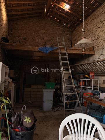 À Clérieux, dans un environnement de campagne, découvrez cette maison d’environ 176 m² habitables, implantée sur un terrain de 4 740 m² avec piscine et plus de 200 m² de dépendances.

Au rez-de-chaussée, elle se compose d’une cuisine indépendante d’environ 27 m², d’une salle à manger chaleureuse équipée d’un poêle à bois, d’un salon pouvant être transformé en chambre selon les besoins, d’un WC indépendant et d’une chaufferie.

Au premier étage, l’espace nuit accueille une chambre parentale disposant de sa propre salle de bains avec baignoire, douche et WC. Deux autres chambres complètent ce niveau, ainsi qu’une buanderie et une seconde salle d’eau indépendante avec WC.

Au deuxième et dernier étage, une grande chambre offre un bel espace supplémentaire. La maison dispose ainsi de 4 chambres, avec la possibilité d’en créer une 5e en utilisant le salon du rez-de-chaussée.

À l’extérieur, vous profiterez d’un terrain de 4 740 m² et d’une piscine de 7 x 3 m chauffée par pompe à chaleur, équipée d’un traitement au sel, d’un régulateur automatique de pH et d’un dôme de protection. Une terrasse couverte complète agréablement les extérieurs.

La propriété bénéficie également de plus de 200 m² de dépendances et hangars, dont une belle grange ancienne en pierre avec une importante hauteur sous toiture et un espace en mezzanine. Des volumes particulièrement intéressants pour du stockage, un atelier, des véhicules ou différents projets.

Côté équipements : double vitrage, volets bois, chauffage central par chaudière fioul de 1996 complété par le poêle à bois. L’assainissement individuel est récent et conforme. DPE D.

La maison est mitoyenne sur l’arrière, sans vis-à-vis. Cette configuration préserve l’intimité de la propriété et de ses espaces extérieurs, la mitoyenneté existante ne présentant pas de contrainte particulière.

Une propriété qui séduira ceux qui recherchent une maison familiale avec de beaux volumes, un grand terrain, une piscine et de nombreuses dépendances à exploiter selon leurs besoins.