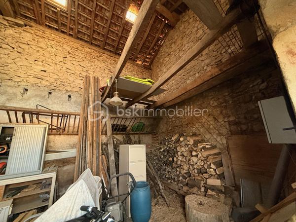 À Clérieux, dans un environnement de campagne, découvrez cette maison d’environ 176 m² habitables, implantée sur un terrain de 4 740 m² avec piscine et plus de 200 m² de dépendances.

Au rez-de-chaussée, elle se compose d’une cuisine indépendante d’environ 27 m², d’une salle à manger chaleureuse équipée d’un poêle à bois, d’un salon pouvant être transformé en chambre selon les besoins, d’un WC indépendant et d’une chaufferie.

Au premier étage, l’espace nuit accueille une chambre parentale disposant de sa propre salle de bains avec baignoire, douche et WC. Deux autres chambres complètent ce niveau, ainsi qu’une buanderie et une seconde salle d’eau indépendante avec WC.

Au deuxième et dernier étage, une grande chambre offre un bel espace supplémentaire. La maison dispose ainsi de 4 chambres, avec la possibilité d’en créer une 5e en utilisant le salon du rez-de-chaussée.

À l’extérieur, vous profiterez d’un terrain de 4 740 m² et d’une piscine de 7 x 3 m chauffée par pompe à chaleur, équipée d’un traitement au sel, d’un régulateur automatique de pH et d’un dôme de protection. Une terrasse couverte complète agréablement les extérieurs.

La propriété bénéficie également de plus de 200 m² de dépendances et hangars, dont une belle grange ancienne en pierre avec une importante hauteur sous toiture et un espace en mezzanine. Des volumes particulièrement intéressants pour du stockage, un atelier, des véhicules ou différents projets.

Côté équipements : double vitrage, volets bois, chauffage central par chaudière fioul de 1996 complété par le poêle à bois. L’assainissement individuel est récent et conforme. DPE D.

La maison est mitoyenne sur l’arrière, sans vis-à-vis. Cette configuration préserve l’intimité de la propriété et de ses espaces extérieurs, la mitoyenneté existante ne présentant pas de contrainte particulière.

Une propriété qui séduira ceux qui recherchent une maison familiale avec de beaux volumes, un grand terrain, une piscine et de nombreuses dépendances à exploiter selon leurs besoins.