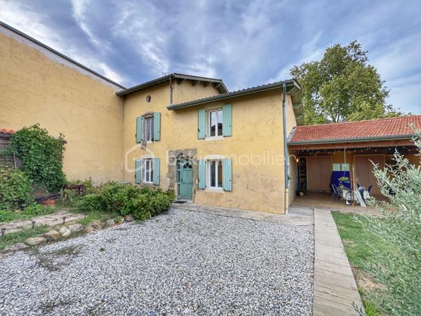 À Clérieux, dans un environnement de campagne, découvrez cette maison d’environ 176 m² habitables, implantée sur un terrain de 4 740 m² avec piscine et plus de 200 m² de dépendances.

Au rez-de-chaussée, elle se compose d’une cuisine indépendante d’environ 27 m², d’une salle à manger chaleureuse équipée d’un poêle à bois, d’un salon pouvant être transformé en chambre selon les besoins, d’un WC indépendant et d’une chaufferie.

Au premier étage, l’espace nuit accueille une chambre parentale disposant de sa propre salle de bains avec baignoire, douche et WC. Deux autres chambres complètent ce niveau, ainsi qu’une buanderie et une seconde salle d’eau indépendante avec WC.

Au deuxième et dernier étage, une grande chambre offre un bel espace supplémentaire. La maison dispose ainsi de 4 chambres, avec la possibilité d’en créer une 5e en utilisant le salon du rez-de-chaussée.

À l’extérieur, vous profiterez d’un terrain de 4 740 m² et d’une piscine de 7 x 3 m chauffée par pompe à chaleur, équipée d’un traitement au sel, d’un régulateur automatique de pH et d’un dôme de protection. Une terrasse couverte complète agréablement les extérieurs.

La propriété bénéficie également de plus de 200 m² de dépendances et hangars, dont une belle grange ancienne en pierre avec une importante hauteur sous toiture et un espace en mezzanine. Des volumes particulièrement intéressants pour du stockage, un atelier, des véhicules ou différents projets.

Côté équipements : double vitrage, volets bois, chauffage central par chaudière fioul de 1996 complété par le poêle à bois. L’assainissement individuel est récent et conforme. DPE D.

La maison est mitoyenne sur l’arrière, sans vis-à-vis. Cette configuration préserve l’intimité de la propriété et de ses espaces extérieurs, la mitoyenneté existante ne présentant pas de contrainte particulière.

Une propriété qui séduira ceux qui recherchent une maison familiale avec de beaux volumes, un grand terrain, une piscine et de nombreuses dépendances à exploiter selon leurs besoins.