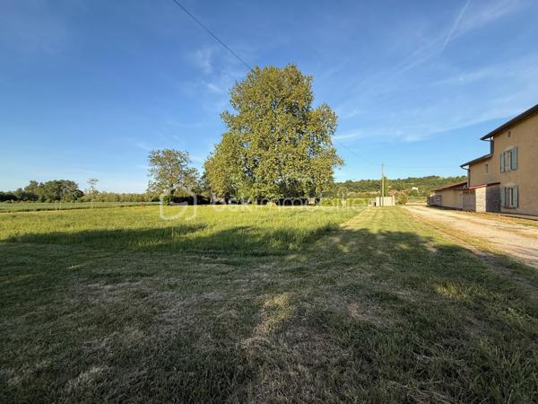 À Clérieux, dans un environnement de campagne, découvrez cette maison d’environ 176 m² habitables, implantée sur un terrain de 4 740 m² avec piscine et plus de 200 m² de dépendances.

Au rez-de-chaussée, elle se compose d’une cuisine indépendante d’environ 27 m², d’une salle à manger chaleureuse équipée d’un poêle à bois, d’un salon pouvant être transformé en chambre selon les besoins, d’un WC indépendant et d’une chaufferie.

Au premier étage, l’espace nuit accueille une chambre parentale disposant de sa propre salle de bains avec baignoire, douche et WC. Deux autres chambres complètent ce niveau, ainsi qu’une buanderie et une seconde salle d’eau indépendante avec WC.

Au deuxième et dernier étage, une grande chambre offre un bel espace supplémentaire. La maison dispose ainsi de 4 chambres, avec la possibilité d’en créer une 5e en utilisant le salon du rez-de-chaussée.

À l’extérieur, vous profiterez d’un terrain de 4 740 m² et d’une piscine de 7 x 3 m chauffée par pompe à chaleur, équipée d’un traitement au sel, d’un régulateur automatique de pH et d’un dôme de protection. Une terrasse couverte complète agréablement les extérieurs.

La propriété bénéficie également de plus de 200 m² de dépendances et hangars, dont une belle grange ancienne en pierre avec une importante hauteur sous toiture et un espace en mezzanine. Des volumes particulièrement intéressants pour du stockage, un atelier, des véhicules ou différents projets.

Côté équipements : double vitrage, volets bois, chauffage central par chaudière fioul de 1996 complété par le poêle à bois. L’assainissement individuel est récent et conforme. DPE D.

La maison est mitoyenne sur l’arrière, sans vis-à-vis. Cette configuration préserve l’intimité de la propriété et de ses espaces extérieurs, la mitoyenneté existante ne présentant pas de contrainte particulière.

Une propriété qui séduira ceux qui recherchent une maison familiale avec de beaux volumes, un grand terrain, une piscine et de nombreuses dépendances à exploiter selon leurs besoins.
