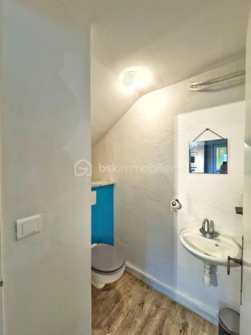 À Clérieux, dans un environnement de campagne, découvrez cette maison d’environ 176 m² habitables, implantée sur un terrain de 4 740 m² avec piscine et plus de 200 m² de dépendances.

Au rez-de-chaussée, elle se compose d’une cuisine indépendante d’environ 27 m², d’une salle à manger chaleureuse équipée d’un poêle à bois, d’un salon pouvant être transformé en chambre selon les besoins, d’un WC indépendant et d’une chaufferie.

Au premier étage, l’espace nuit accueille une chambre parentale disposant de sa propre salle de bains avec baignoire, douche et WC. Deux autres chambres complètent ce niveau, ainsi qu’une buanderie et une seconde salle d’eau indépendante avec WC.

Au deuxième et dernier étage, une grande chambre offre un bel espace supplémentaire. La maison dispose ainsi de 4 chambres, avec la possibilité d’en créer une 5e en utilisant le salon du rez-de-chaussée.

À l’extérieur, vous profiterez d’un terrain de 4 740 m² et d’une piscine de 7 x 3 m chauffée par pompe à chaleur, équipée d’un traitement au sel, d’un régulateur automatique de pH et d’un dôme de protection. Une terrasse couverte complète agréablement les extérieurs.

La propriété bénéficie également de plus de 200 m² de dépendances et hangars, dont une belle grange ancienne en pierre avec une importante hauteur sous toiture et un espace en mezzanine. Des volumes particulièrement intéressants pour du stockage, un atelier, des véhicules ou différents projets.

Côté équipements : double vitrage, volets bois, chauffage central par chaudière fioul de 1996 complété par le poêle à bois. L’assainissement individuel est récent et conforme. DPE D.

La maison est mitoyenne sur l’arrière, sans vis-à-vis. Cette configuration préserve l’intimité de la propriété et de ses espaces extérieurs, la mitoyenneté existante ne présentant pas de contrainte particulière.

Une propriété qui séduira ceux qui recherchent une maison familiale avec de beaux volumes, un grand terrain, une piscine et de nombreuses dépendances à exploiter selon leurs besoins.