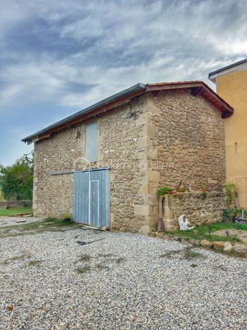 À Clérieux, dans un environnement de campagne, découvrez cette maison d’environ 176 m² habitables, implantée sur un terrain de 4 740 m² avec piscine et plus de 200 m² de dépendances.

Au rez-de-chaussée, elle se compose d’une cuisine indépendante d’environ 27 m², d’une salle à manger chaleureuse équipée d’un poêle à bois, d’un salon pouvant être transformé en chambre selon les besoins, d’un WC indépendant et d’une chaufferie.

Au premier étage, l’espace nuit accueille une chambre parentale disposant de sa propre salle de bains avec baignoire, douche et WC. Deux autres chambres complètent ce niveau, ainsi qu’une buanderie et une seconde salle d’eau indépendante avec WC.

Au deuxième et dernier étage, une grande chambre offre un bel espace supplémentaire. La maison dispose ainsi de 4 chambres, avec la possibilité d’en créer une 5e en utilisant le salon du rez-de-chaussée.

À l’extérieur, vous profiterez d’un terrain de 4 740 m² et d’une piscine de 7 x 3 m chauffée par pompe à chaleur, équipée d’un traitement au sel, d’un régulateur automatique de pH et d’un dôme de protection. Une terrasse couverte complète agréablement les extérieurs.

La propriété bénéficie également de plus de 200 m² de dépendances et hangars, dont une belle grange ancienne en pierre avec une importante hauteur sous toiture et un espace en mezzanine. Des volumes particulièrement intéressants pour du stockage, un atelier, des véhicules ou différents projets.

Côté équipements : double vitrage, volets bois, chauffage central par chaudière fioul de 1996 complété par le poêle à bois. L’assainissement individuel est récent et conforme. DPE D.

La maison est mitoyenne sur l’arrière, sans vis-à-vis. Cette configuration préserve l’intimité de la propriété et de ses espaces extérieurs, la mitoyenneté existante ne présentant pas de contrainte particulière.

Une propriété qui séduira ceux qui recherchent une maison familiale avec de beaux volumes, un grand terrain, une piscine et de nombreuses dépendances à exploiter selon leurs besoins.