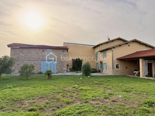 À Clérieux, dans un environnement de campagne, découvrez cette maison d’environ 176 m² habitables, implantée sur un terrain de 4 740 m² avec piscine et plus de 200 m² de dépendances.

Au rez-de-chaussée, elle se compose d’une cuisine indépendante d’environ 27 m², d’une salle à manger chaleureuse équipée d’un poêle à bois, d’un salon pouvant être transformé en chambre selon les besoins, d’un WC indépendant et d’une chaufferie.

Au premier étage, l’espace nuit accueille une chambre parentale disposant de sa propre salle de bains avec baignoire, douche et WC. Deux autres chambres complètent ce niveau, ainsi qu’une buanderie et une seconde salle d’eau indépendante avec WC.

Au deuxième et dernier étage, une grande chambre offre un bel espace supplémentaire. La maison dispose ainsi de 4 chambres, avec la possibilité d’en créer une 5e en utilisant le salon du rez-de-chaussée.

À l’extérieur, vous profiterez d’un terrain de 4 740 m² et d’une piscine de 7 x 3 m chauffée par pompe à chaleur, équipée d’un traitement au sel, d’un régulateur automatique de pH et d’un dôme de protection. Une terrasse couverte complète agréablement les extérieurs.

La propriété bénéficie également de plus de 200 m² de dépendances et hangars, dont une belle grange ancienne en pierre avec une importante hauteur sous toiture et un espace en mezzanine. Des volumes particulièrement intéressants pour du stockage, un atelier, des véhicules ou différents projets.

Côté équipements : double vitrage, volets bois, chauffage central par chaudière fioul de 1996 complété par le poêle à bois. L’assainissement individuel est récent et conforme. DPE D.

La maison est mitoyenne sur l’arrière, sans vis-à-vis. Cette configuration préserve l’intimité de la propriété et de ses espaces extérieurs, la mitoyenneté existante ne présentant pas de contrainte particulière.

Une propriété qui séduira ceux qui recherchent une maison familiale avec de beaux volumes, un grand terrain, une piscine et de nombreuses dépendances à exploiter selon leurs besoins.