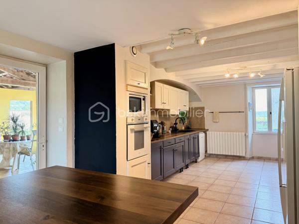 À Clérieux, dans un environnement de campagne, découvrez cette maison d’environ 176 m² habitables, implantée sur un terrain de 4 740 m² avec piscine et plus de 200 m² de dépendances.

Au rez-de-chaussée, elle se compose d’une cuisine indépendante d’environ 27 m², d’une salle à manger chaleureuse équipée d’un poêle à bois, d’un salon pouvant être transformé en chambre selon les besoins, d’un WC indépendant et d’une chaufferie.

Au premier étage, l’espace nuit accueille une chambre parentale disposant de sa propre salle de bains avec baignoire, douche et WC. Deux autres chambres complètent ce niveau, ainsi qu’une buanderie et une seconde salle d’eau indépendante avec WC.

Au deuxième et dernier étage, une grande chambre offre un bel espace supplémentaire. La maison dispose ainsi de 4 chambres, avec la possibilité d’en créer une 5e en utilisant le salon du rez-de-chaussée.

À l’extérieur, vous profiterez d’un terrain de 4 740 m² et d’une piscine de 7 x 3 m chauffée par pompe à chaleur, équipée d’un traitement au sel, d’un régulateur automatique de pH et d’un dôme de protection. Une terrasse couverte complète agréablement les extérieurs.

La propriété bénéficie également de plus de 200 m² de dépendances et hangars, dont une belle grange ancienne en pierre avec une importante hauteur sous toiture et un espace en mezzanine. Des volumes particulièrement intéressants pour du stockage, un atelier, des véhicules ou différents projets.

Côté équipements : double vitrage, volets bois, chauffage central par chaudière fioul de 1996 complété par le poêle à bois. L’assainissement individuel est récent et conforme. DPE D.

La maison est mitoyenne sur l’arrière, sans vis-à-vis. Cette configuration préserve l’intimité de la propriété et de ses espaces extérieurs, la mitoyenneté existante ne présentant pas de contrainte particulière.

Une propriété qui séduira ceux qui recherchent une maison familiale avec de beaux volumes, un grand terrain, une piscine et de nombreuses dépendances à exploiter selon leurs besoins.